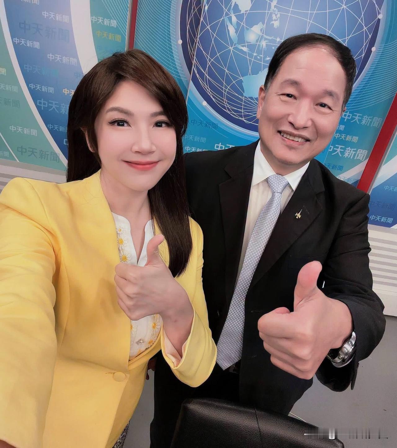 张延廷今（20日）深夜在脸书发文表示，昨天我和郑亦真一起看蔡正元，我因选举忙，虽
