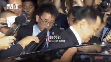 阿努廷真的是人才啊，他当上泰国总理之后，带着一帮记者去帮他拍照，他要展示他的孝心