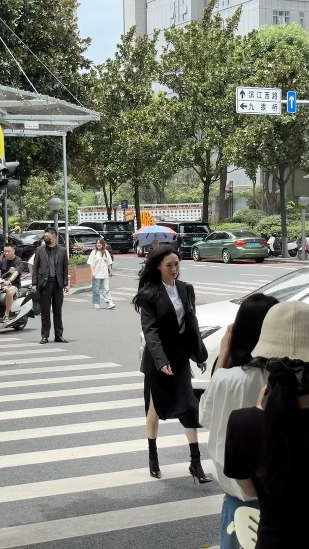 啊啊啊啊这几步直接走进了我心里…唐嫣黑西装细高跟走路好飒