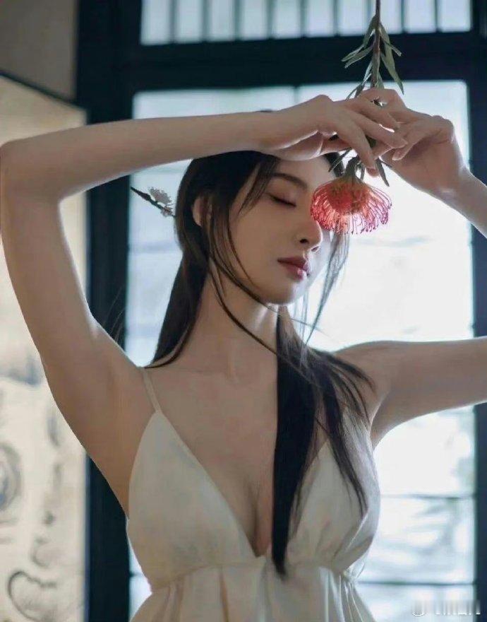 高启兰的扮演者隆妮，这深藏不露的事业线！就是没啥辨识度，不然早火了，可惜  