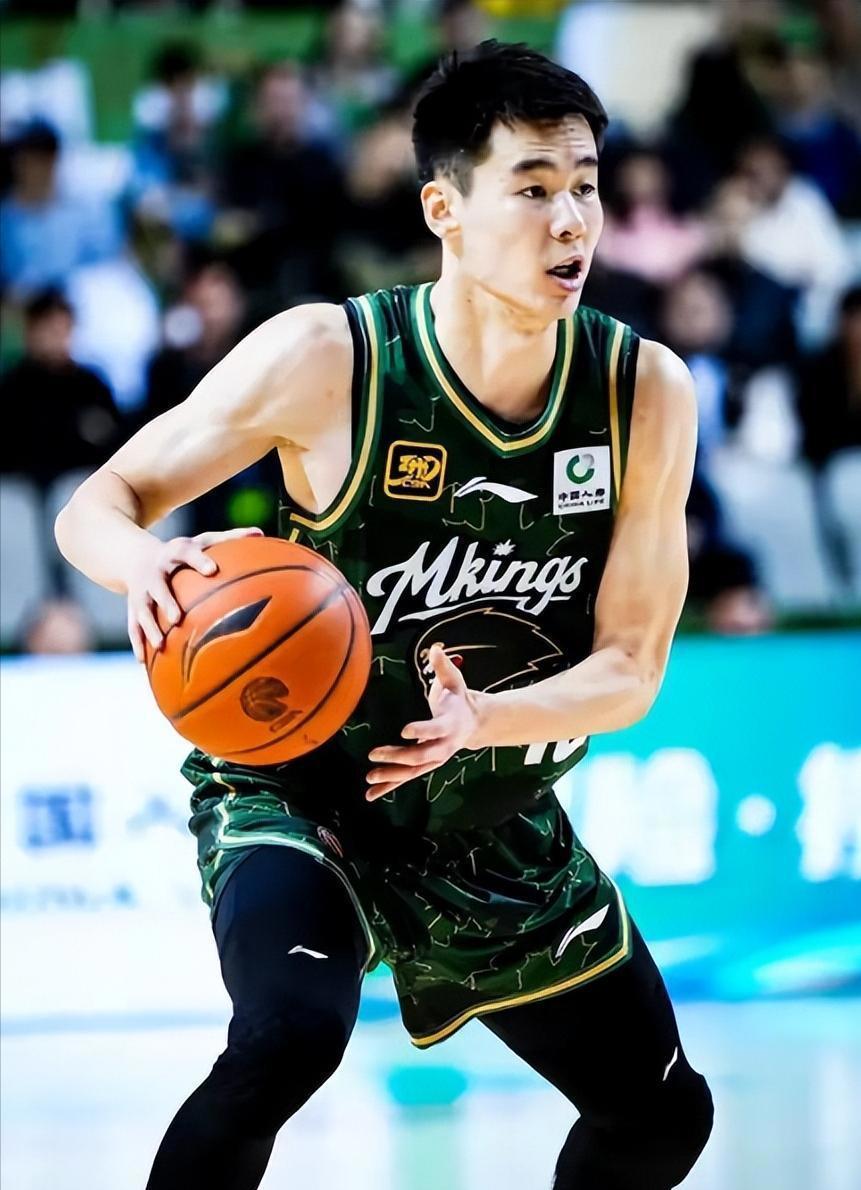 郭昊文的天赋在亚洲算顶级吗？

2 米的身高打后卫，这硬件条件确实老天爷赏饭吃，