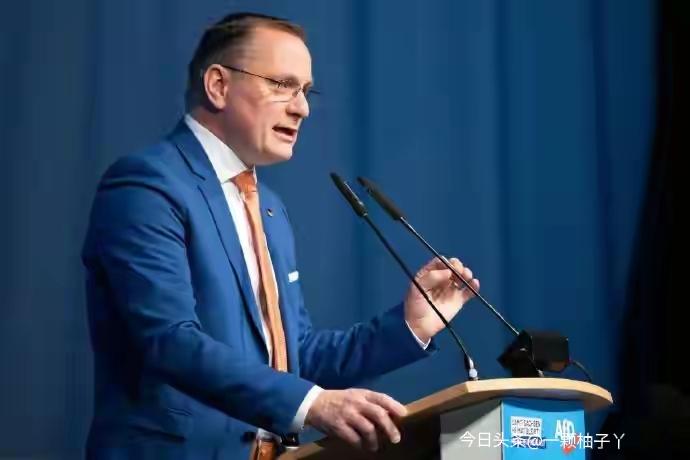 德国选择党联合主席克鲁帕拉他在萨克森州党代会上公开喊话，要求美军尽快撤出德国，还