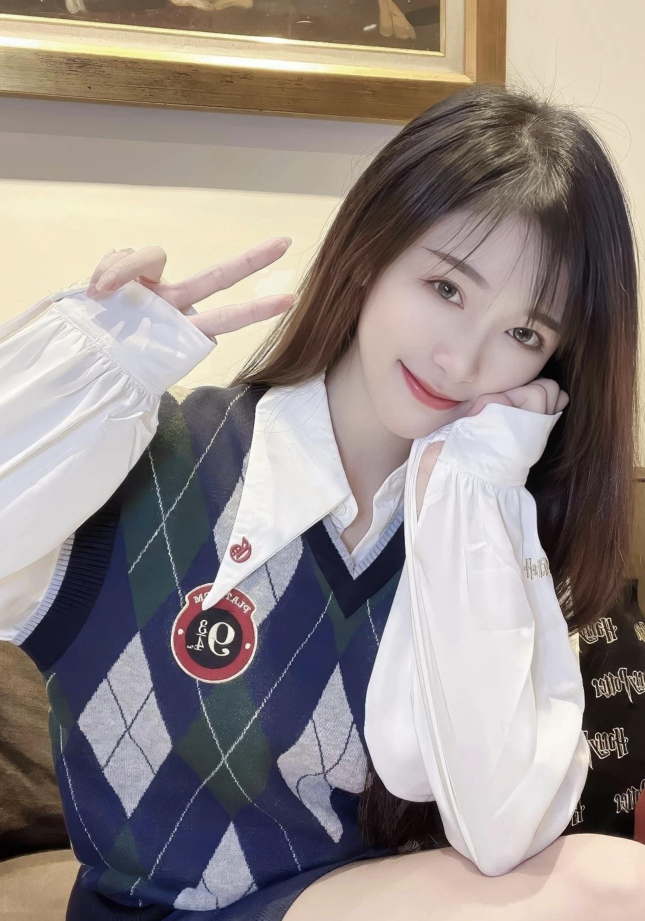 菱格针织衫的日常，随手比耶，捕捉松弛的美好瞬间。