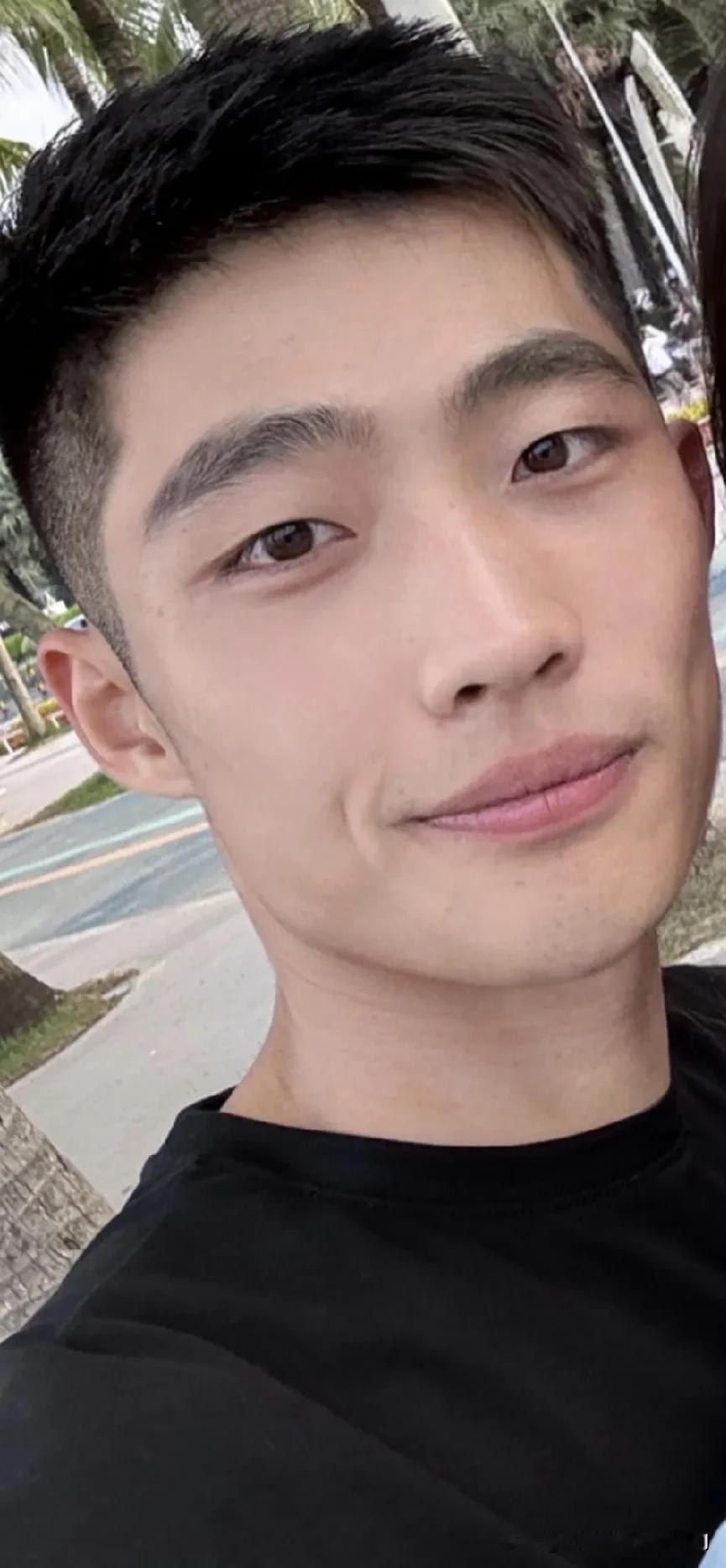 这么帅气迷人的男人谁能抵挡住诱惑啊。
小哥哥属于单眼皮男人，魅力四射，男人味十足