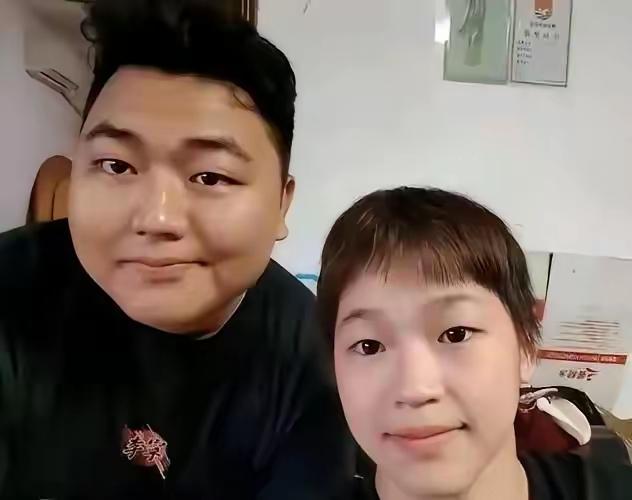 全红婵哥哥怒怼施暴者：全家都胖，吃你家大米啦。
果然，最心疼妹妹的，还是亲哥哥。