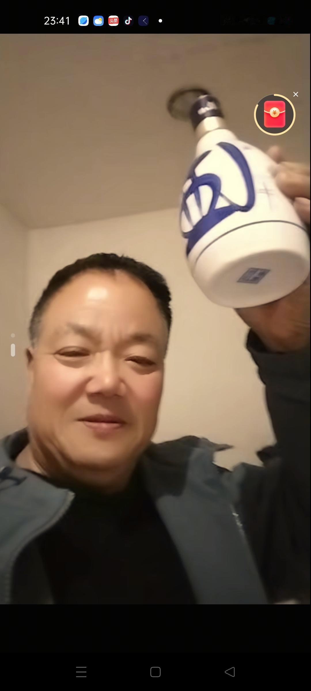 哑叔终于会拍视频了，今天几个朋友在家喝酒时，哑叔举起酒瓶，拍摄了一个不到20秒的