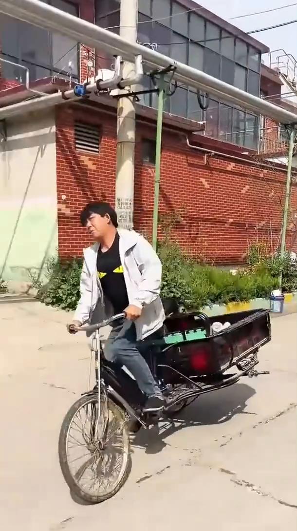 三轮车的最高境界。
小伙子真牛，好车开的卡路里。