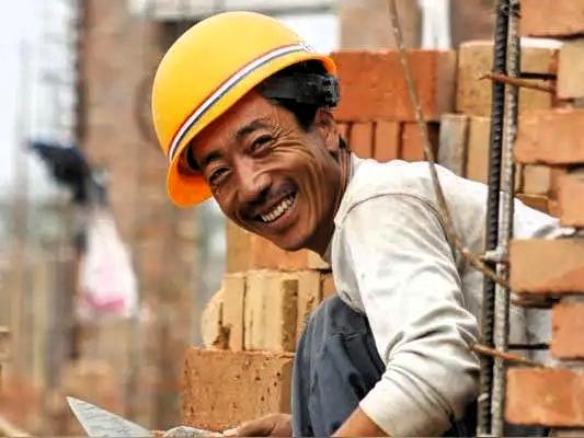 未来的农民，不再是简单的庄稼汉。他们会是操作无人机和网转智慧农业的技术员和农田数