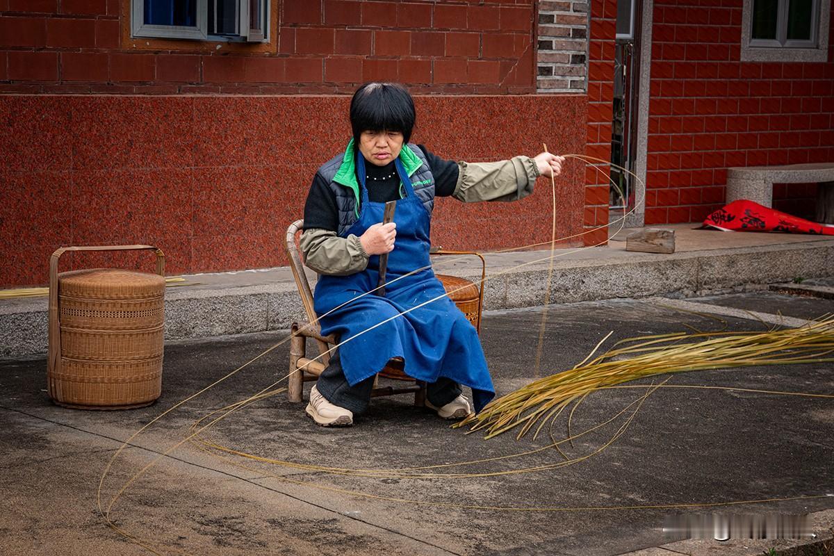 竹韵匠心
        图片生动记录了竹编手工艺的传承。从户外红墙下到室内静谧