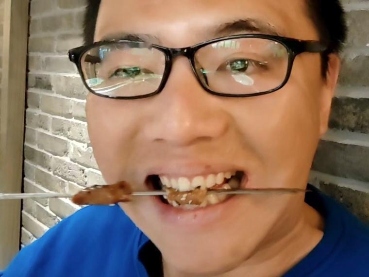 有一个同性恋是我的粉丝，很久以来，他非常关注我，也非常关心我，这次专门来大连找我