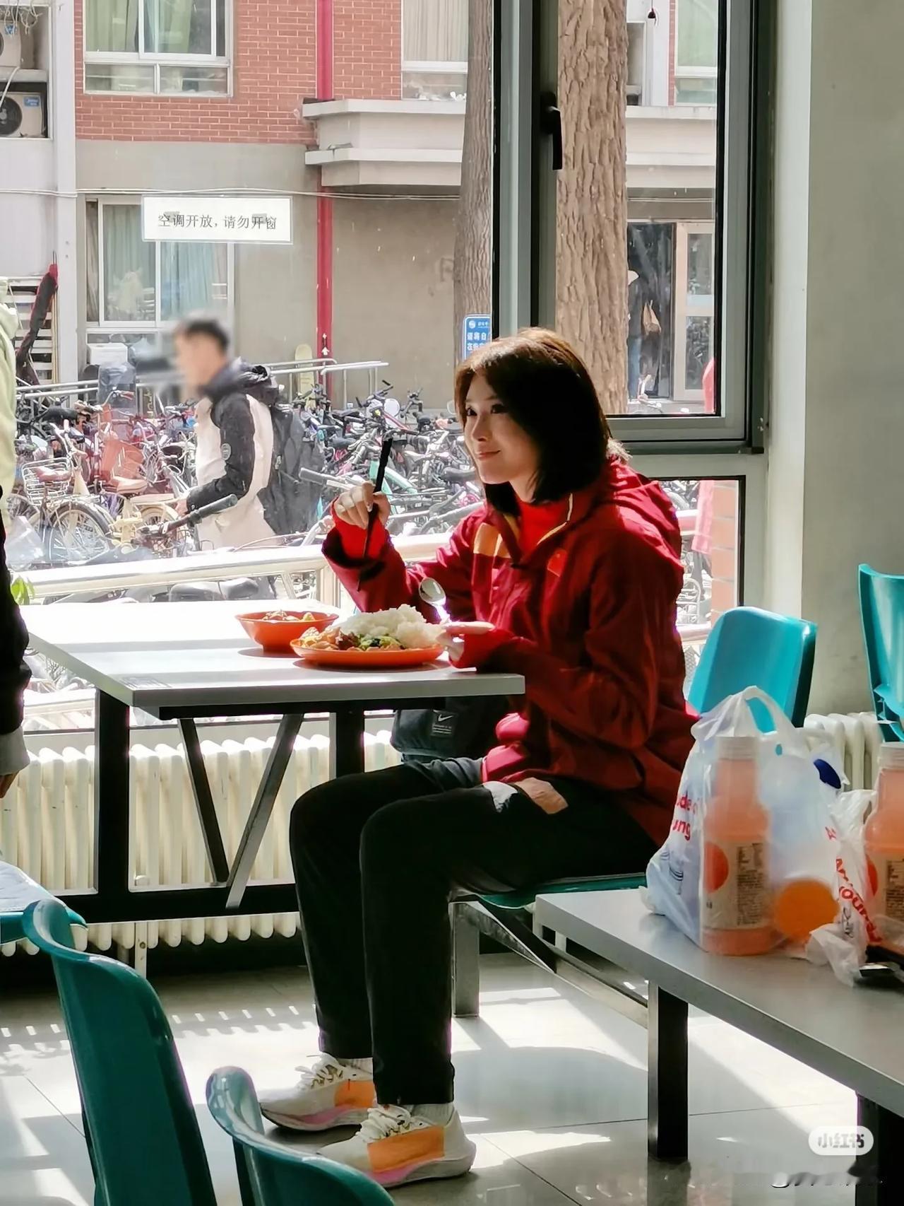 北体食堂偶遇吴艳妮
老天啊我真的难得来一楼吃一顿 今天刚好想吃一楼的粉 吃着吃着