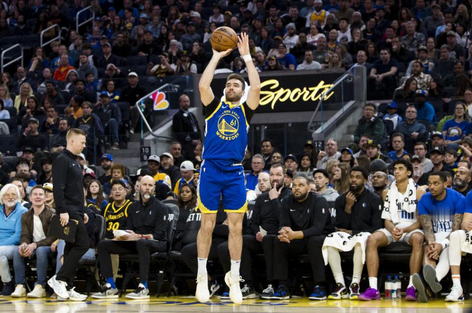 昨日勇士123-91大胜公牛，斯潘塞首发出战27分钟拿到12分5篮板6助攻1抢断