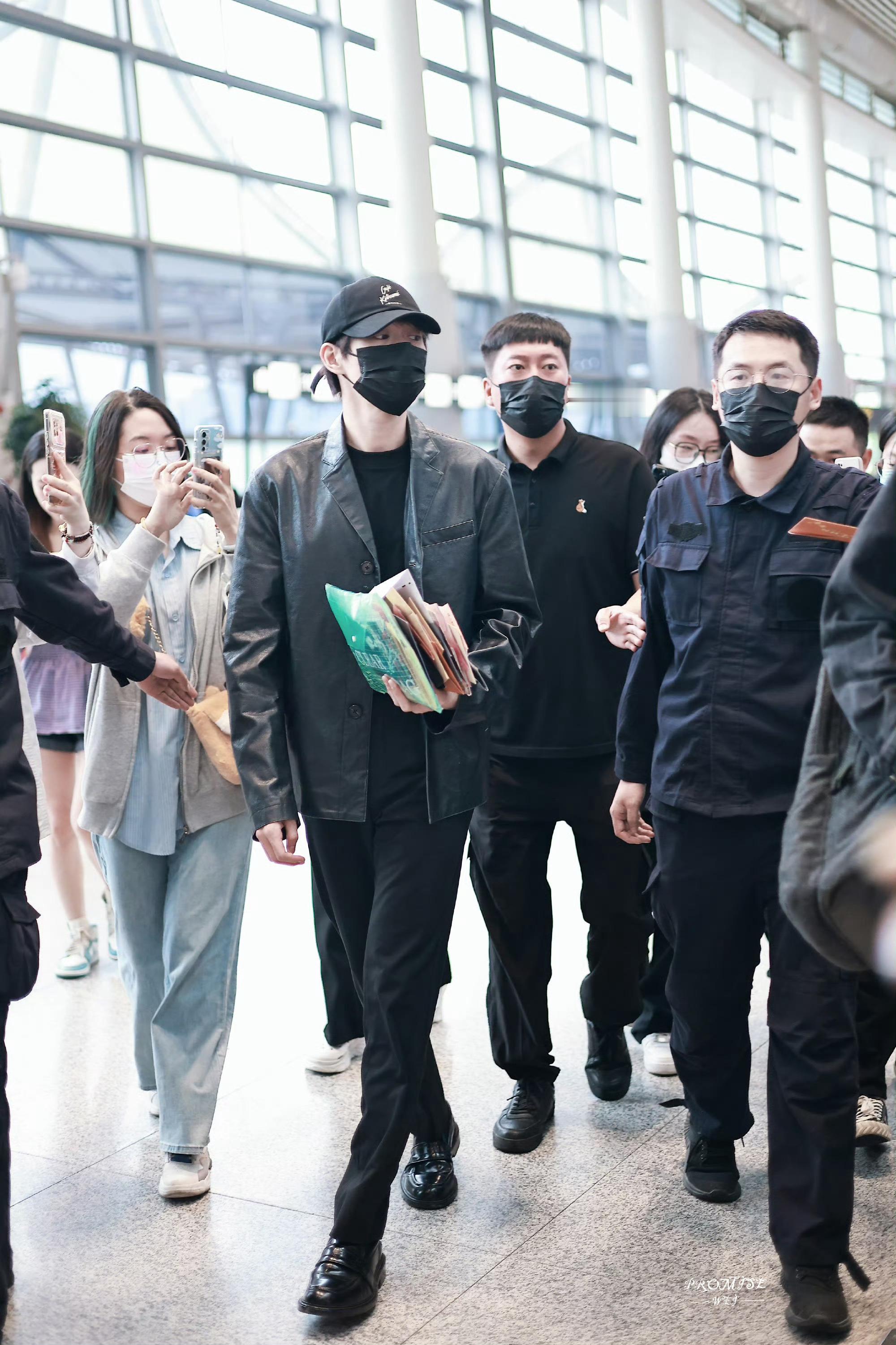 魏大勋机场出发南京饭拍路透，一路顺风！ ​​​