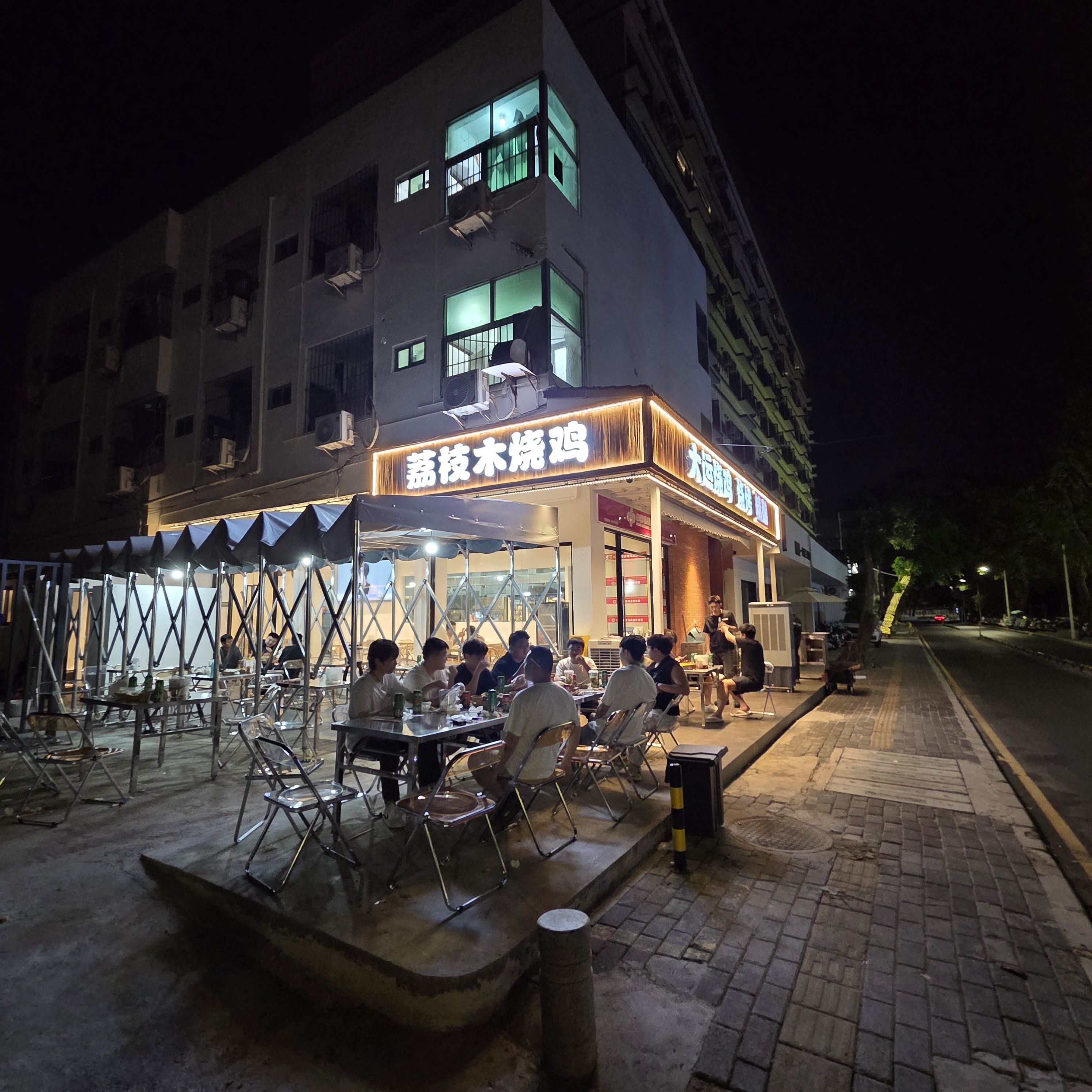 带团队几个兄弟来的大运烧鸡体验下点了七只烧鸡🐔，又香又脆牛肉串一吃就是新鲜牛肉