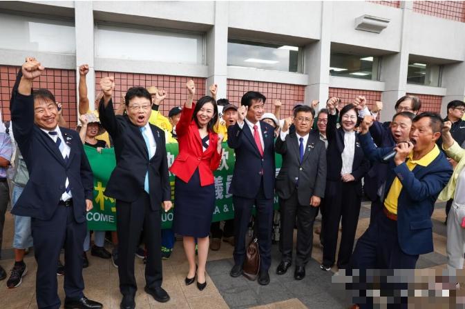 日本政客这次直接把话喊到了台北机场！7人代表团刚一现身，就公开叫嚣推动日本版“与