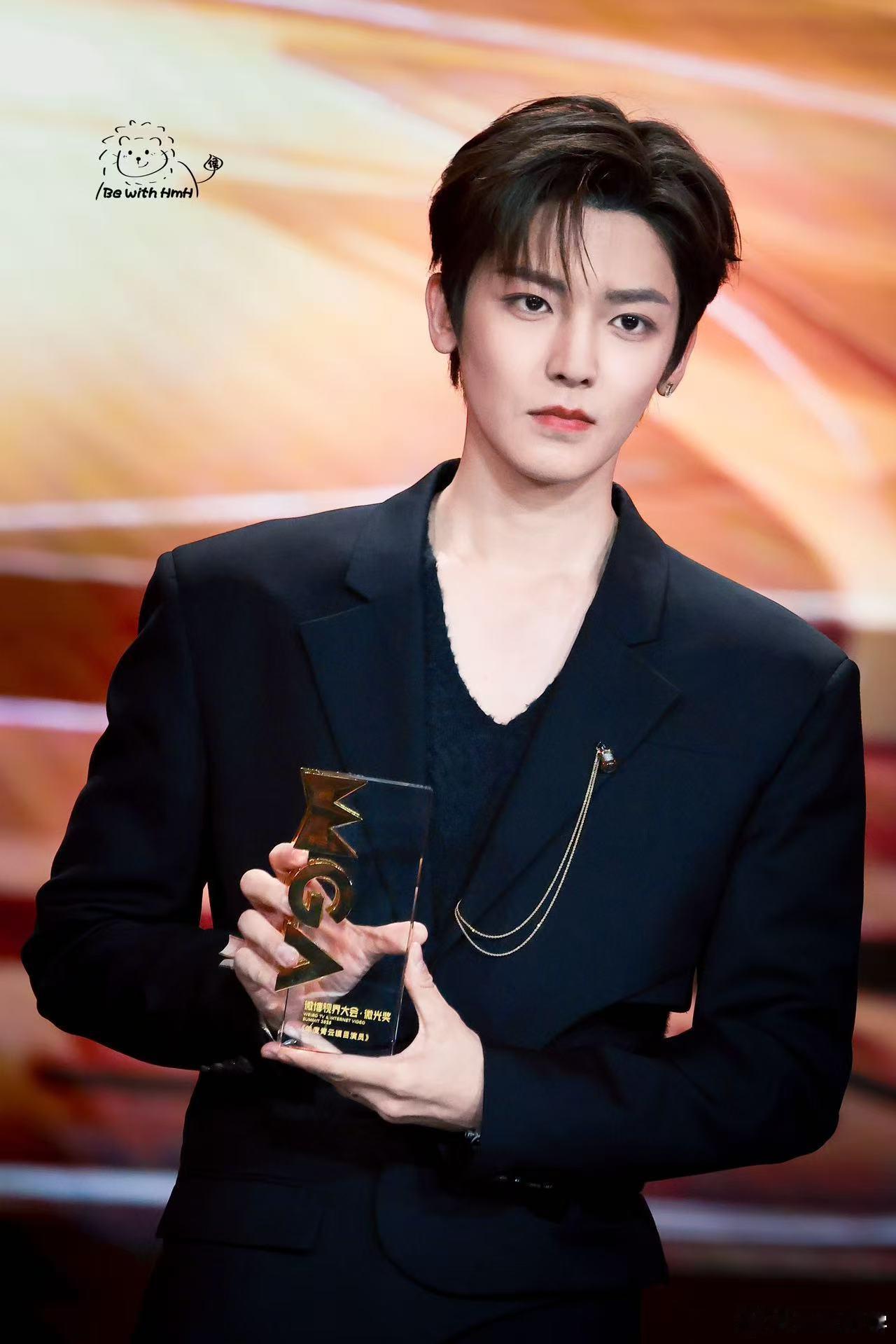 侯明昊获年度青云瞩目演员 侯明昊凭借出色的演技和不懈的努力，荣膺年度青云瞩目演员