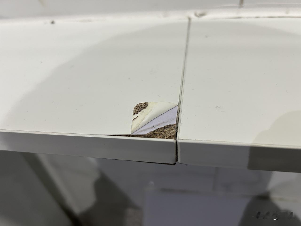 作为一个家居从业者，第一次见这么离谱的操作，三胺板表面再贴一层纸？？？这是为了盖