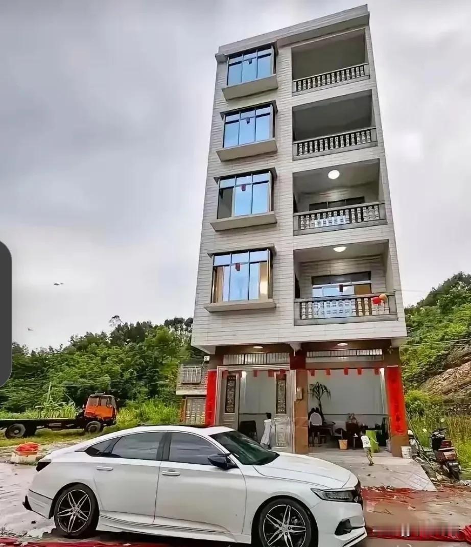 广东商人回乡建豪华别墅，村里的人都说他们一年才回来两次，没必要花那么多钱建这么豪