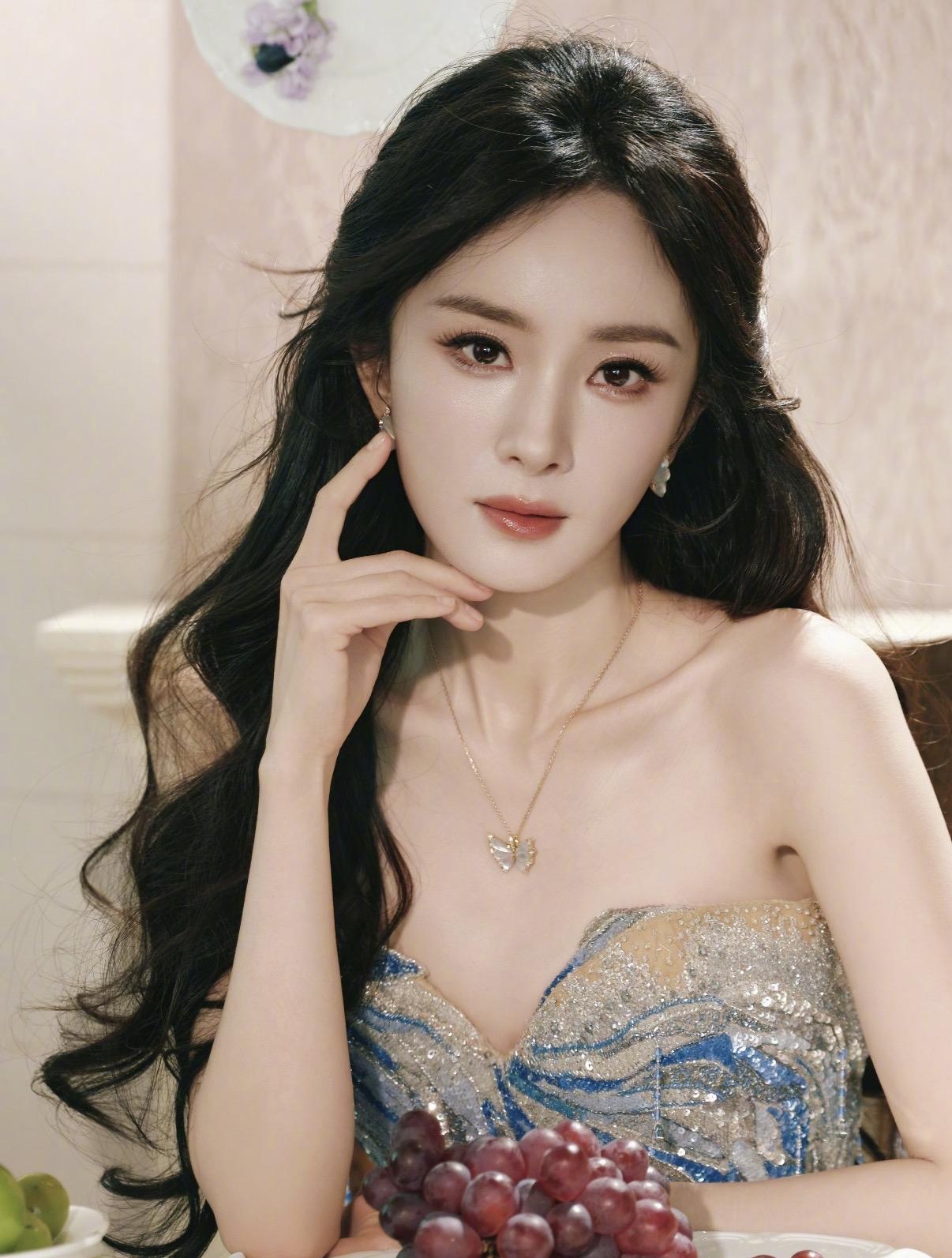 为什么国际大牌都喜欢找杨幂代言？

不是因为杨幂是顶流女明星，

也不是因为杨幂