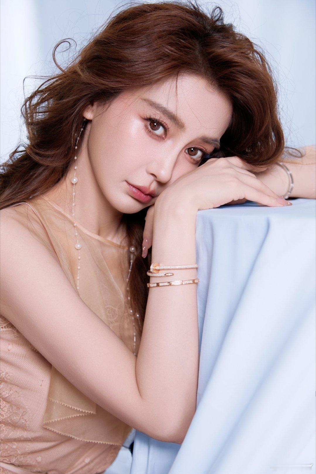 angelababy ｜杨颖 忽然觉得周围都暗了下来，原来是你的美貌在发光​​​