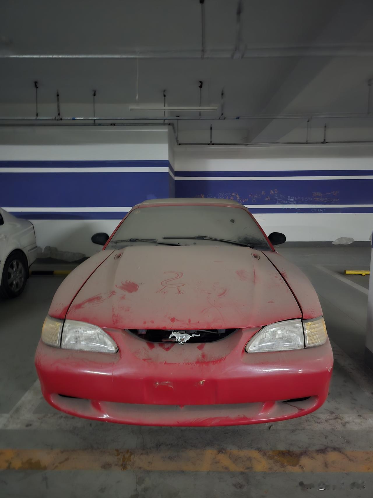 在地下车库的角落，发现了这台被遗忘的红色野马。它是20世纪90年代福特Musta