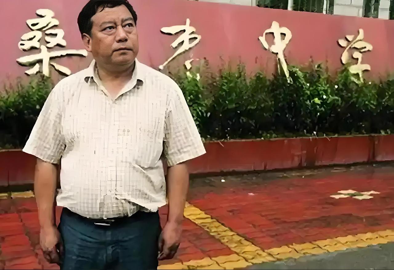 被称为“穿越者”的最牛校长，用偏执的坚守，护住了2200条鲜活生命！
 
要问现