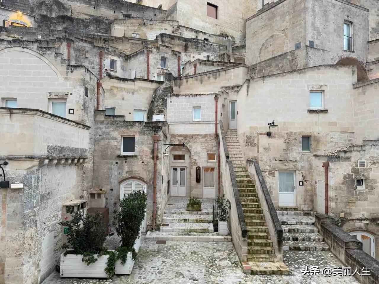 马泰拉石头城很美

一个类似一千零一夜童话地方
意大利南部山顶小镇
这里有着令人