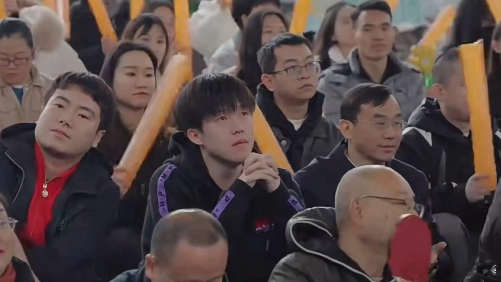 下楼遛弯一不小心遇见王楚钦 王楚钦青春男大，人群中最闪耀的星[抱一抱][抱一抱]