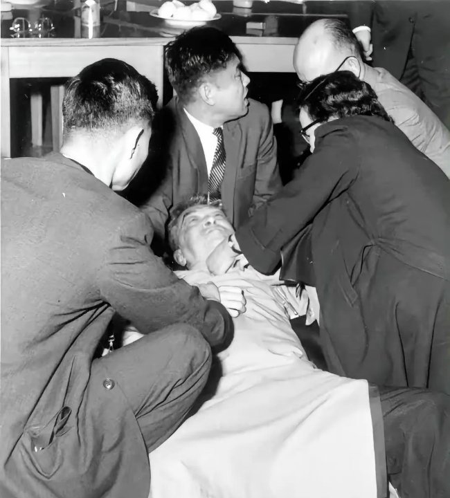 1962年2月24日，台北南港中央研究院内令人揪心的一刻。时任中研院院长的胡适，