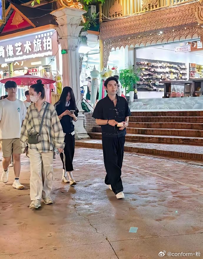 郭碧婷带着自家孩子与两个妹妹的孩子，身体抱恙的老父亲，十多口人浩浩荡荡去云南旅行
