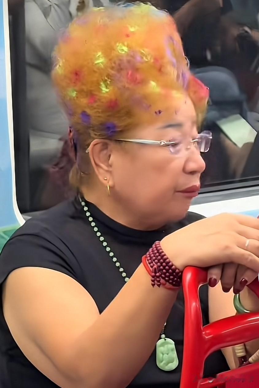 哇塞！大妈好时尚啊！这是什么发型？孤陋寡闻的我还真是第一次见！

大家发现了没？