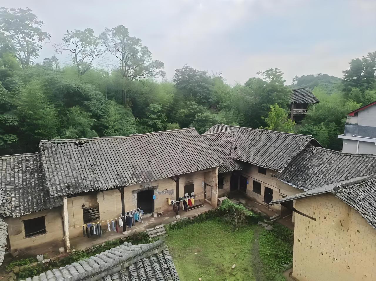 我的童年是在农村度过的，那简直是一段神仙般的日子。
春天，春雨如轻纱包裹着村庄，