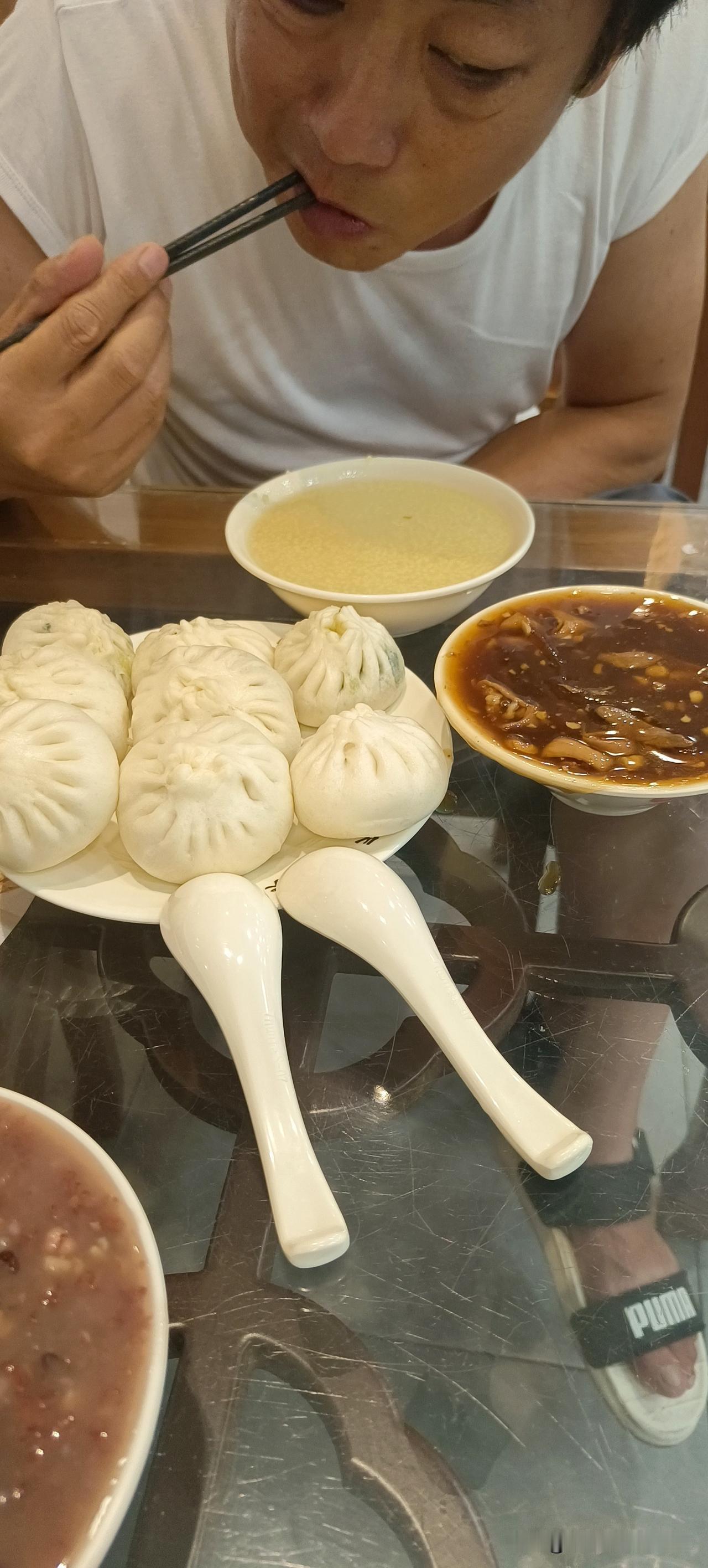 昨天晚上逛了一下老北京城，终于吃上心心念念的庆丰包子，还有炒肝。
这可以算得上一