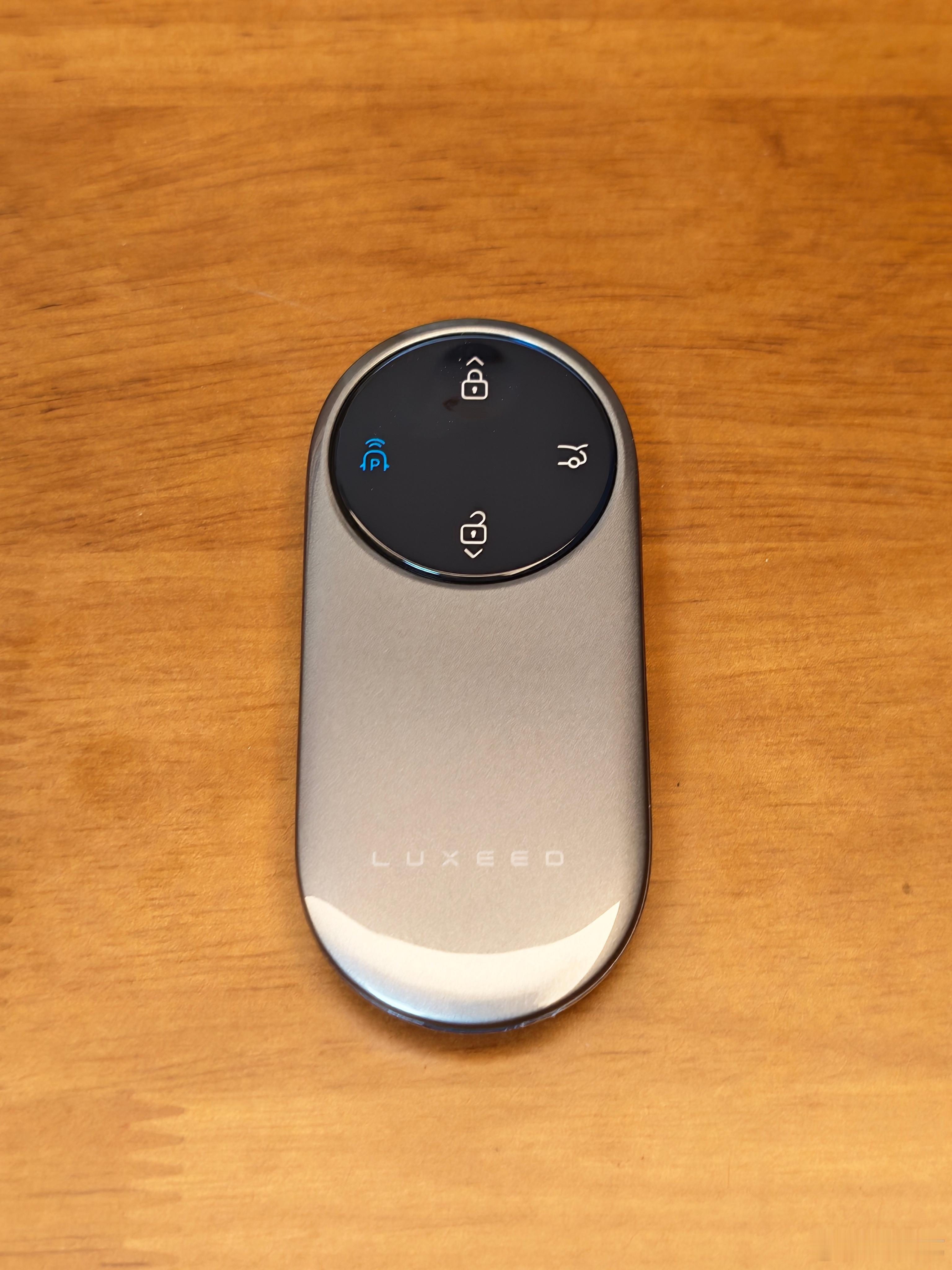 拿到智界s7 的实体车钥匙和车标了