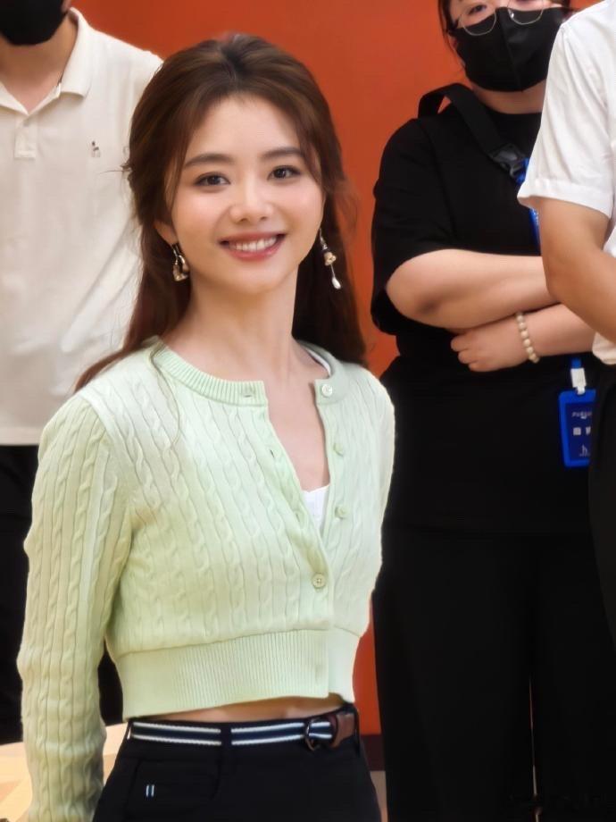 #谭松韵绿色露腰针织衫# #谭松韵明媚少女感# 谭松韵今日份活动造型有，是绿色露