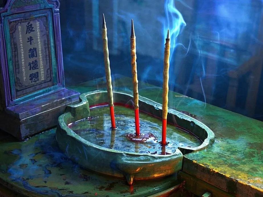 《断头香一烧，阎王咧嘴笑！》

"啪嗒"一声，李二愣手里的三根香齐刷刷折成两截。