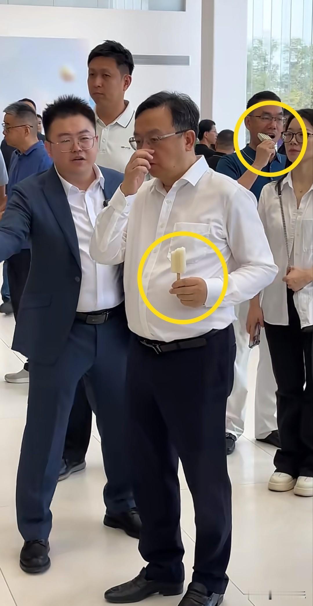 雪糕很紧俏吗，为什么不能人手一个[抠鼻]