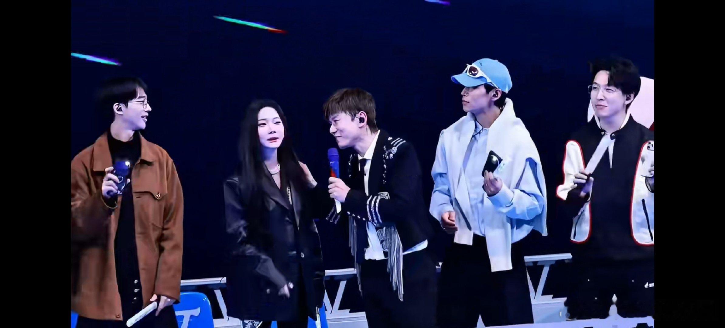 张紫宁听张杰唱仰望星空哭了谁懂啊，同为追光者，最懂彼此的不易与坚守