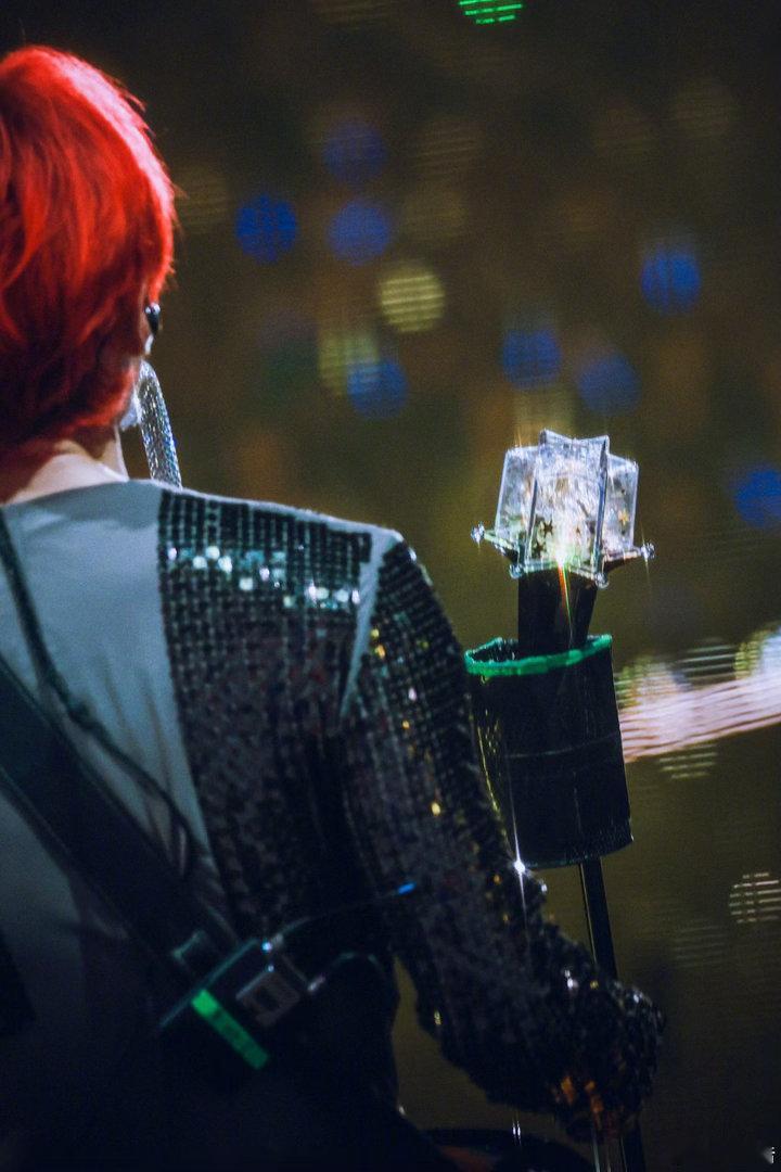 李荣浩真转我五百了 李荣浩可能也没想到，自己开个演唱会还开出了个“散财童子”人设