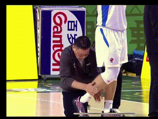 家人们，昨晚北京男篮客场打南京那场，最后时刻有个细节不知道你们注意到没？

教练