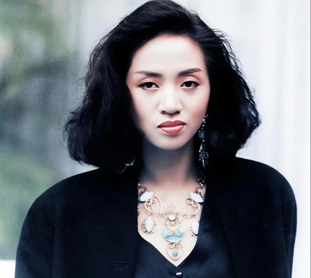 梅艳芳骨灰被盗的事，表面看是盗窃案，可越琢磨越觉得后背发凉。这三个反常细节，实在