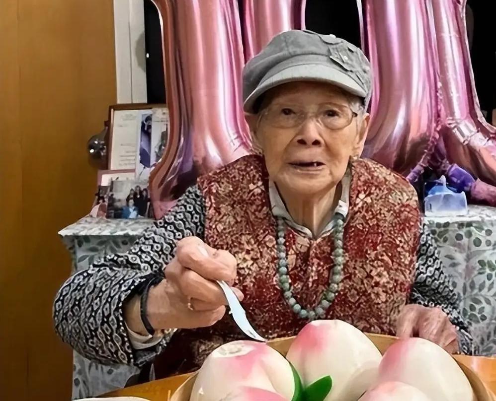 活了102岁，
2个女儿，1个儿子，因癌离世，
和大儿子登报断绝母子关系！

不