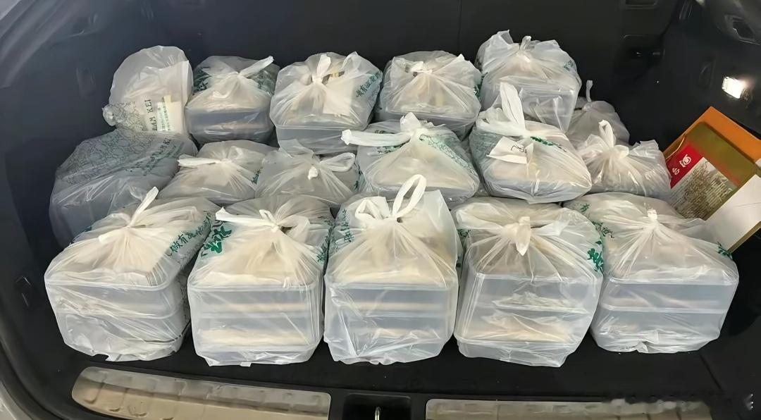 原来在珠海把盒饭做好，运到澳门去卖，是违法的！男子从内地偷运51公斤盒饭回澳门所