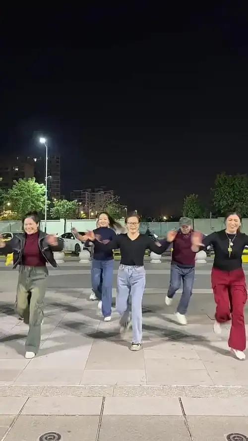 这些年有一类创业项目得到了资本的青睐，获得了大量投资。他们是干什么的呢？我给大家