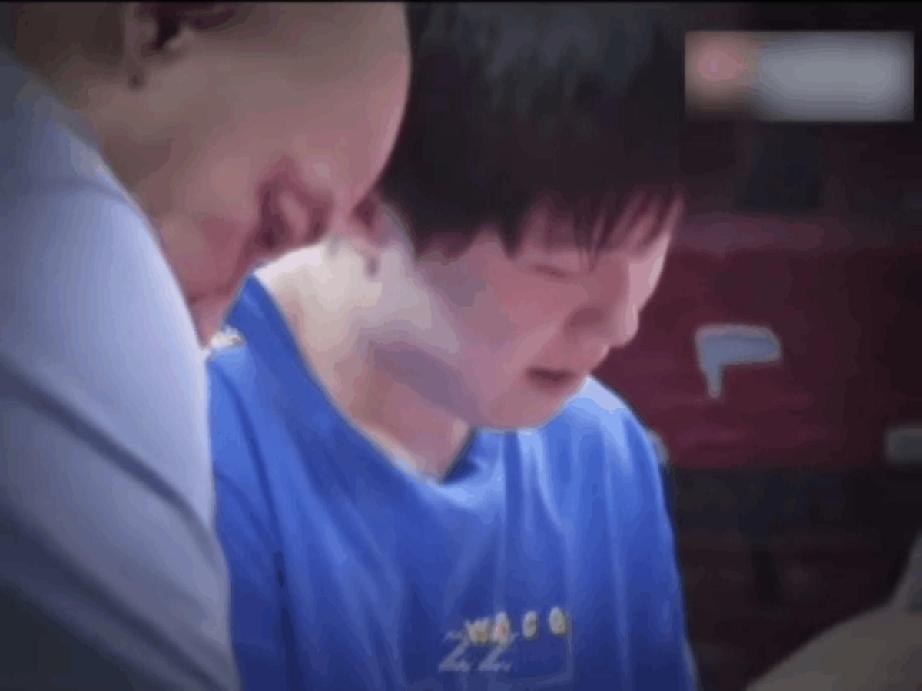 我们不难发现王楚钦到底有多宝贵他的板，
不小心磕到球台上一下，都心疼的看半天。