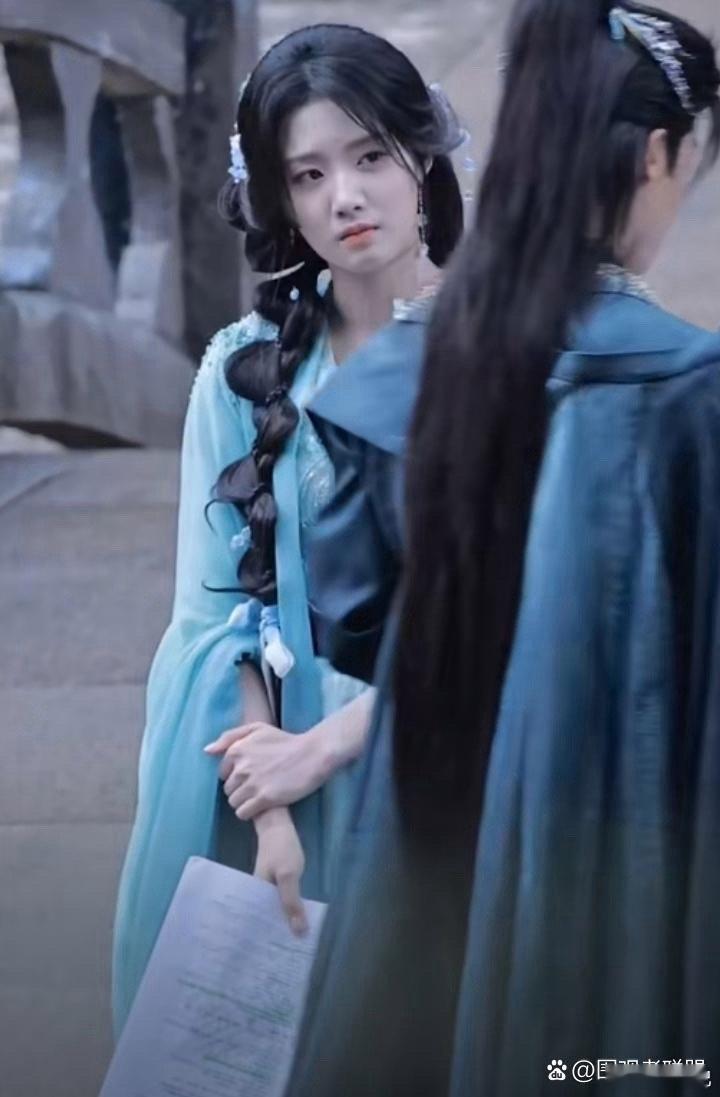 卢昱晓用夹子把衣服夹起来，这不是衣服做长了，而是怕对戏的时候把衣服弄脏了。 ​​