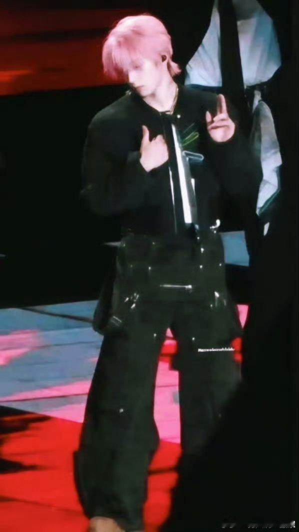 刘耀文粉发闪亮登场，好酷好帅！凭什么新音吃这么好啊