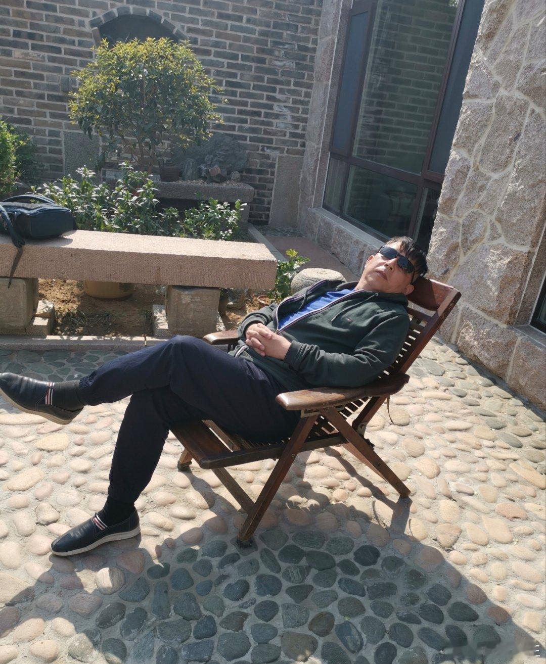 人其实并不害怕衰老。害怕的是：老了以后，只剩自己一个人。   年轻时总觉得“老”