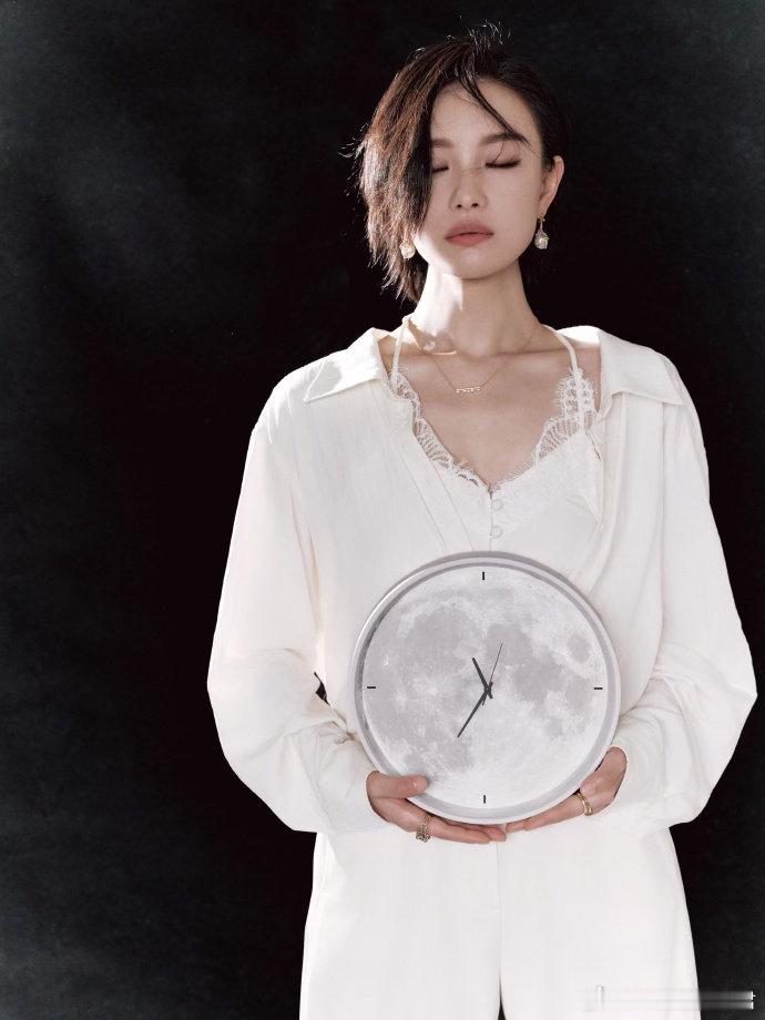 索菲亚全球品牌代言人倪妮 倪妮一袭素雅白衣真的太绝了！舒展自在的气质把居家生活的