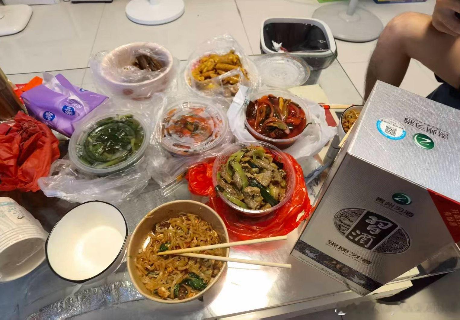 兄弟们今晚吃啥，跟大学舍友小酌聊聊人生 
